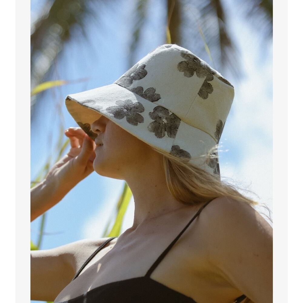 Day Camp Day Traveler Cream & Black Bucket Hat NWT